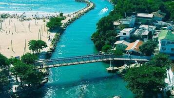 Ubicación cercana a la playa y arena blanca