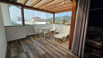 Apartamento panorámico | Zona de estar | Una televisión de pantalla plana