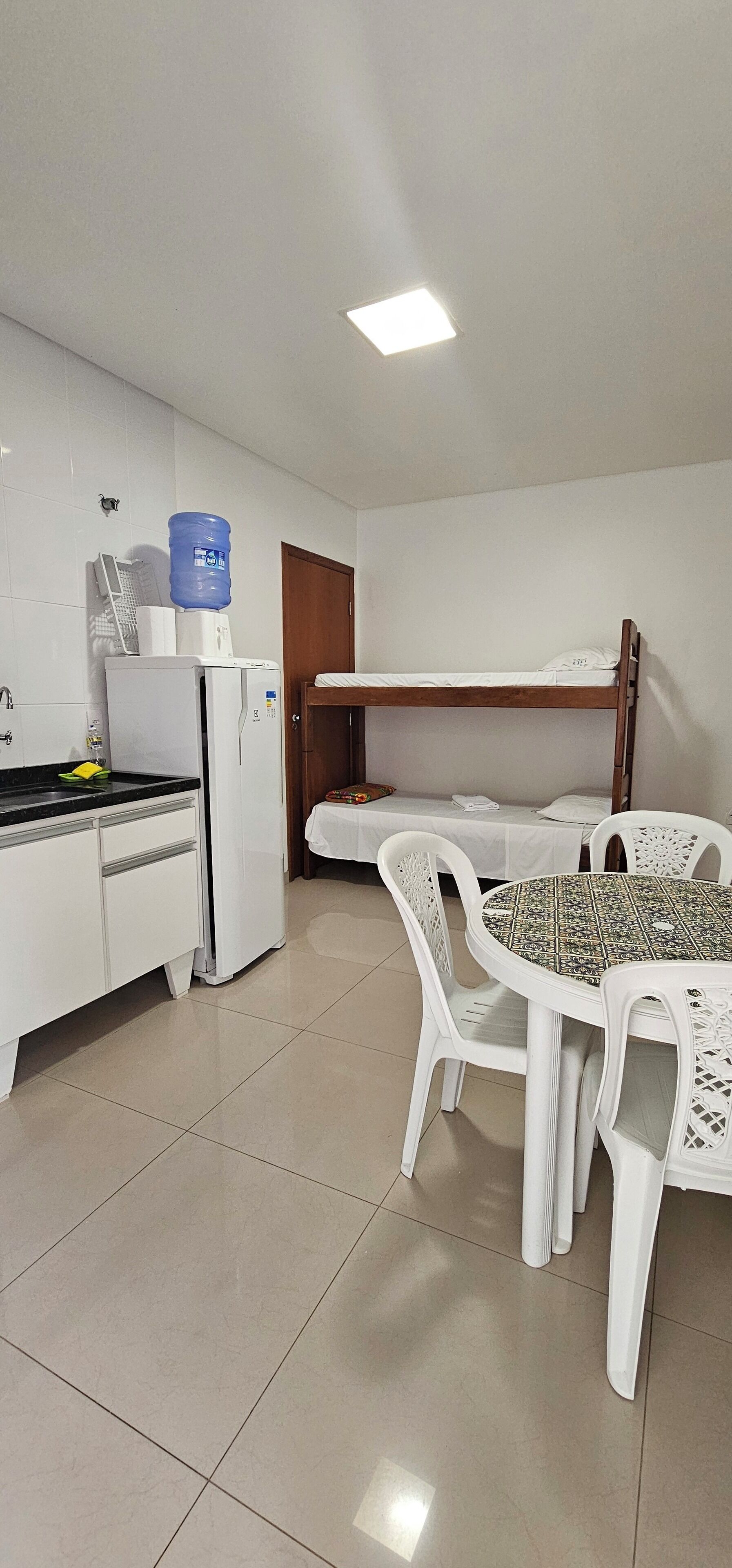 Apartamento standard | Cozinha privada | Fogão, talheres/pratos/utensílios de cozinha, freezer