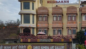 Un bâtiment sur lequel on peut lire l’inscription « RUDRAKSH », et en dessous, une autre inscription indiquant « SHREE KUMBHA ART GALLERY ».