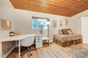 2 bedrooms, desk, iron/ironing board, free WiFi