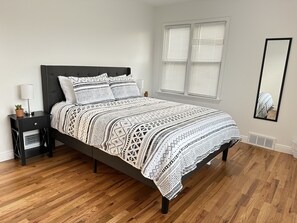 4 chambres, bureau, fer et planche à repasser, lit parapluie