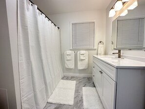 Haartrockner, Handtücher, Seife, Toilettenpapier