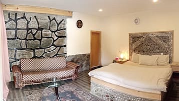 Tabla de planchar con plancha, wifi gratis y ropa de cama