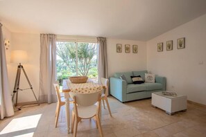 TV, books - Le Mas Bello Visto Douceur de Vivre Entre mer et Verdon (Lorgues)