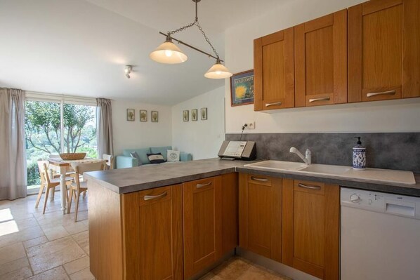 Fridge, microwave, oven, stovetop - Le Mas Bello Visto Douceur de Vivre Entre mer et Verdon (Lorgues)