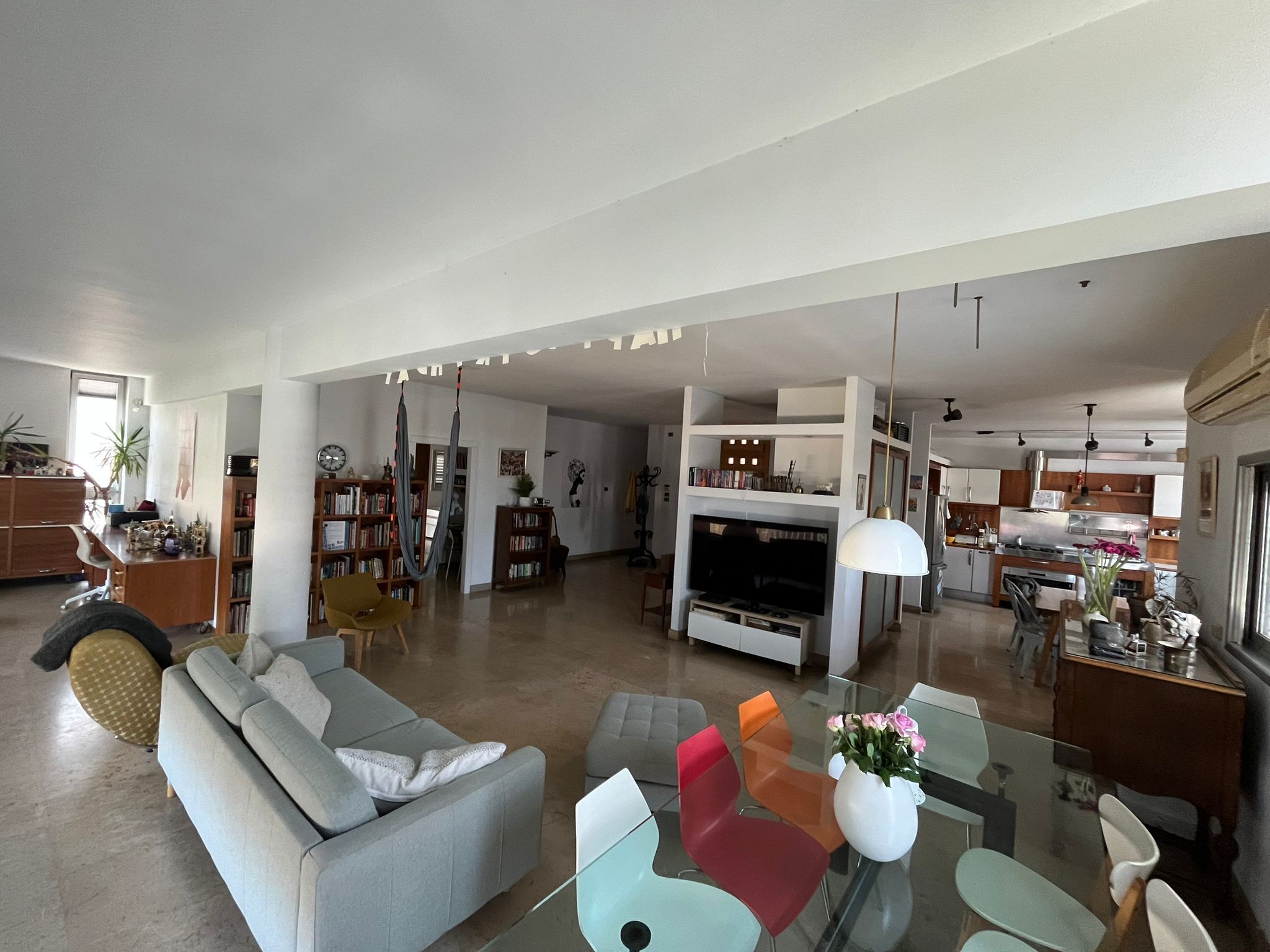 Smart-TV, Bücher, Stereoanlage