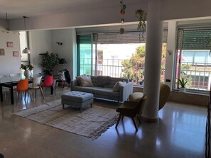 Smart TV, libri, impianto stereo