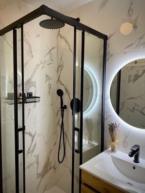 Dusche, Haartrockner, Handtücher, Seife