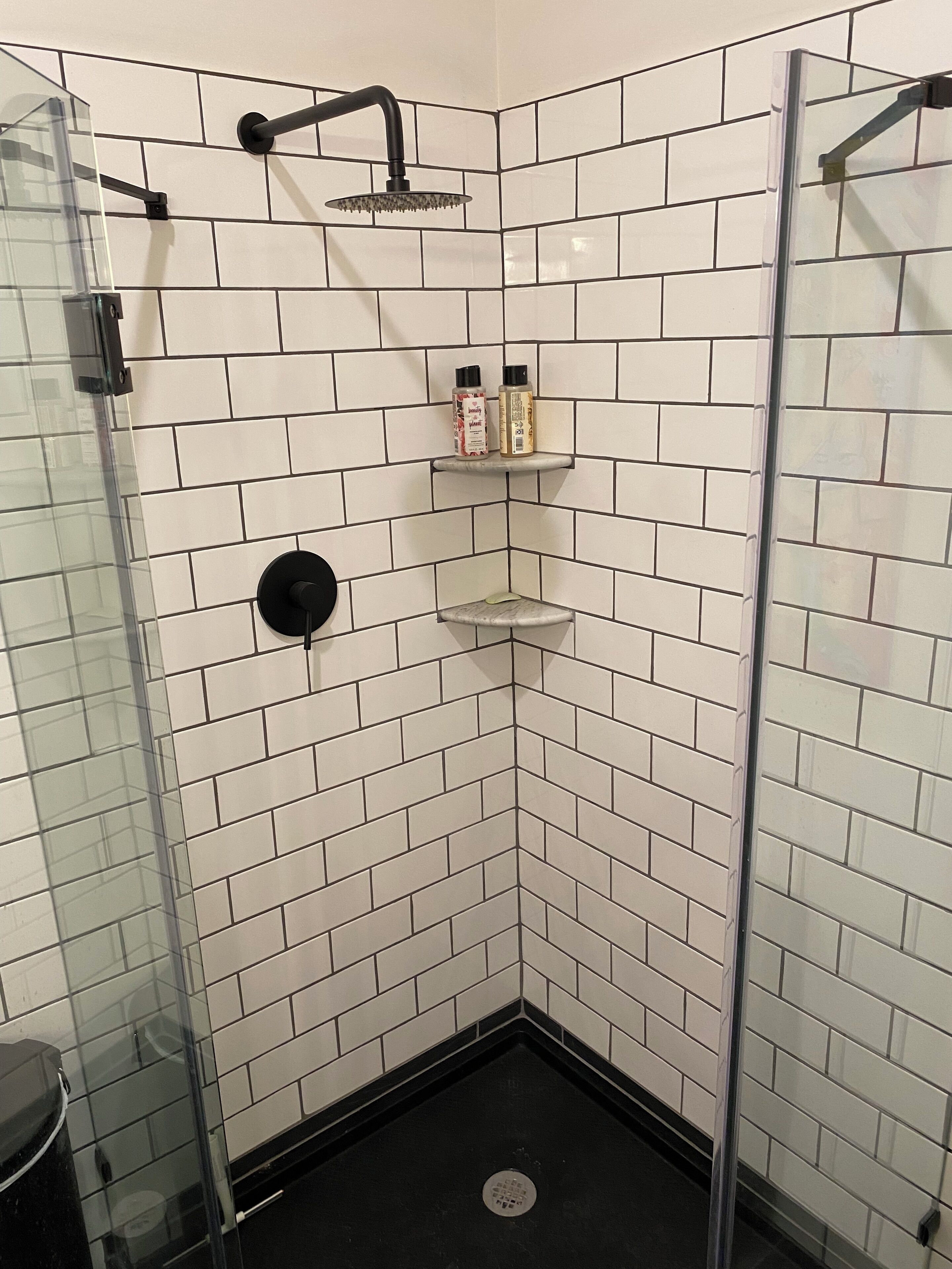 Douche, sèche-cheveux, serviettes fournies, savon