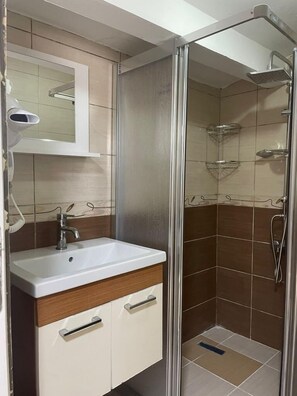 Loft classique | Salle de bain | Séchoir à cheveux, pantoufles