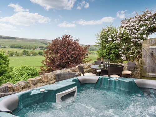 A cosy cottage with spectacular views and optional hot tub.