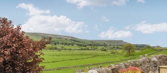 A cosy cottage with spectacular views and optional hot tub.