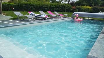 Een buitenzwembad en een verwarmd zwembad