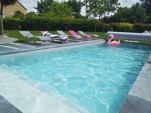 Una piscina al aire libre, una piscina climatizada