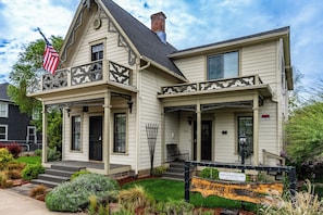 Front of property - Historical John Rast House (Roseburg)