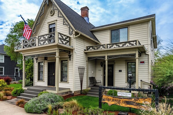 Front of property - Historical John Rast House (Roseburg)