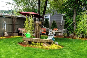 Garden view - Historical John Rast House (Roseburg)