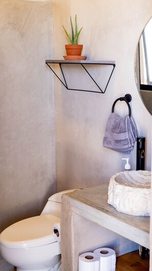 تجهيزات دش، مجففات شعر، مناشف، صابون