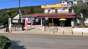 Un edificio con tetto rosso e un cartello che indica un mercato.
