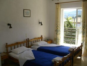 Escritorio, wifi gratis y ropa de cama 