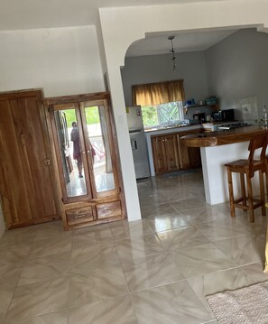 Kühlschrank, Mikrowelle, Ofen, Wasserkocher mit Kaffee-/Teezubehör