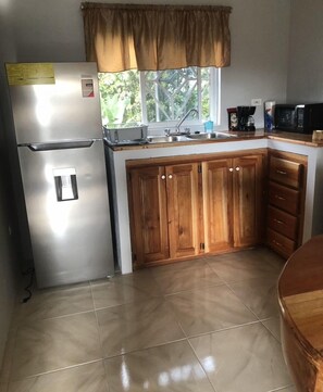 Kühlschrank, Mikrowelle, Ofen, Wasserkocher mit Kaffee-/Teezubehör