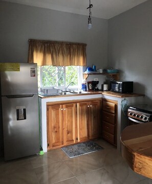 Kjøleskap, mikrobølgeovn, ovn og kaffetrakter/tekoker