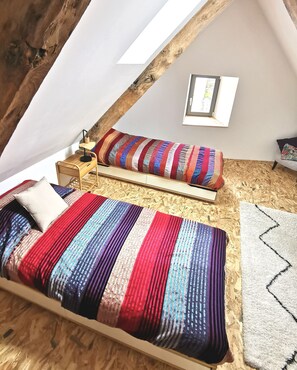 2 habitaciones, escritorio y tabla de planchar con plancha 