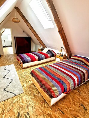 2 chambres, bureau, fer et planche à repasser, lit de bébé portatif