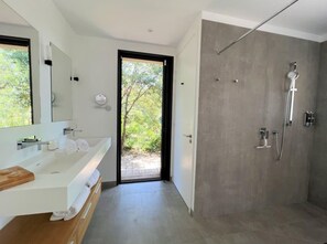 Dusche, Haartrockner, Handtücher