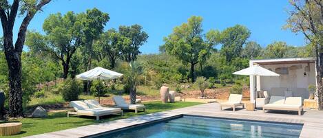 حمّام سباحة مُدفَّأ