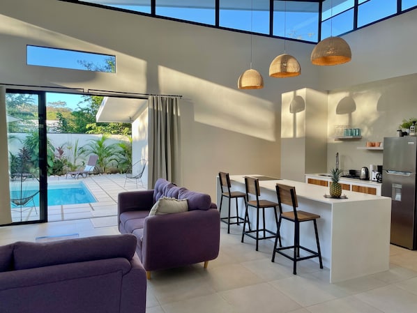 Een smart-tv en boeken