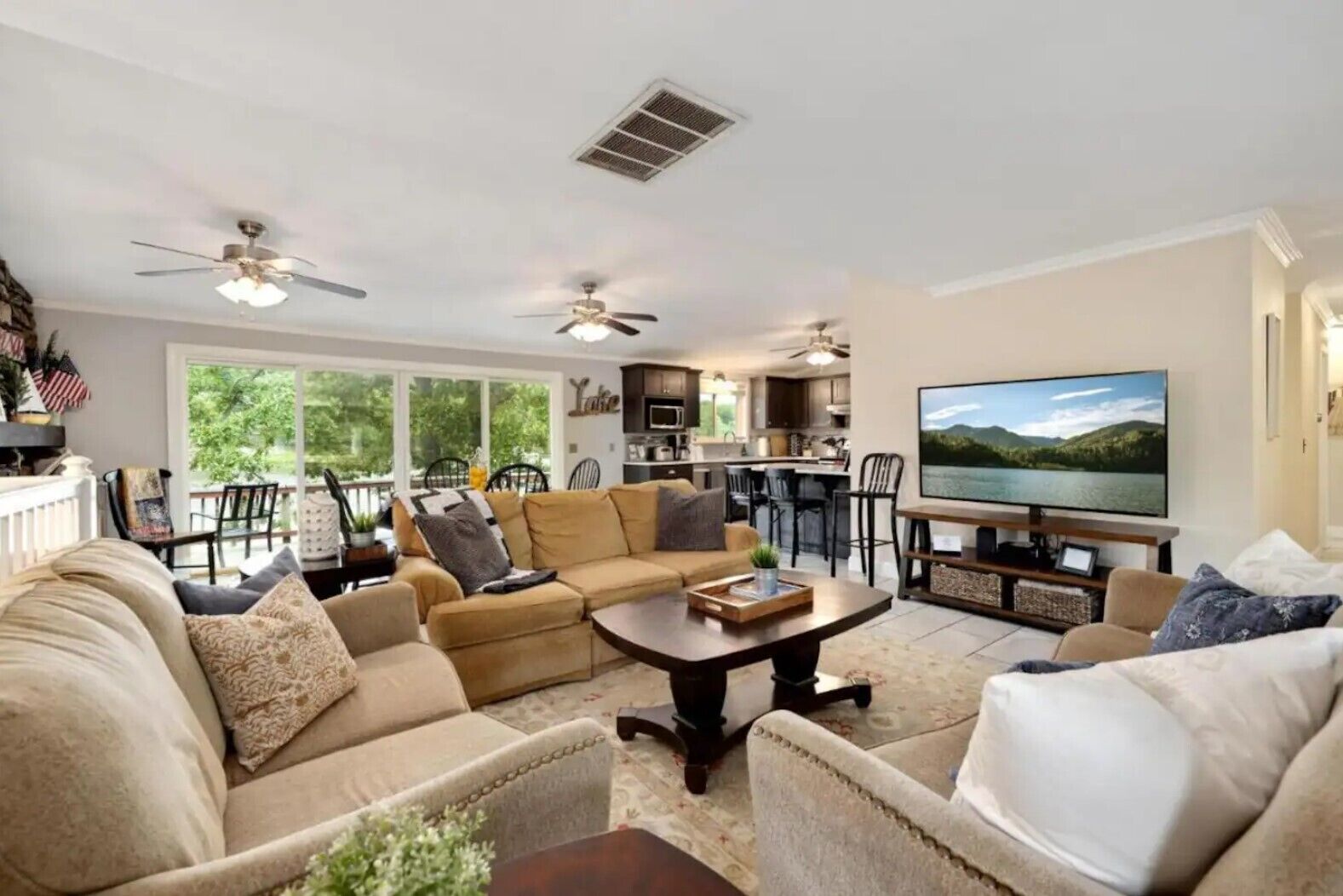 Smart-tv, eldstad och böcker