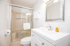 Douche, sèche-cheveux, serviettes fournies, savon