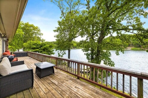 Bella Vista Lake House, MTB Trail Access, Golf, close to downtown Bentonville