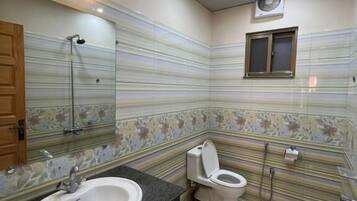 Deluxe-Apartment | Badezimmer | Dusche, Designer-Toilettenartikel, Handtücher, Seife