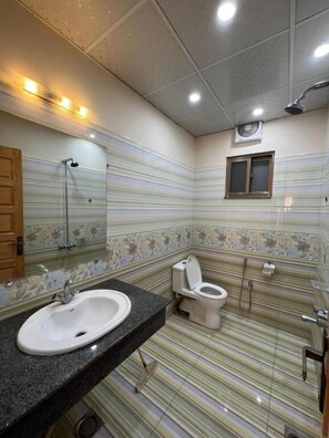 Deluxe Apartment | Bathroom | Shower, designer toiletries, towels, soap - Aimpire Hotel (Rawalpindi)