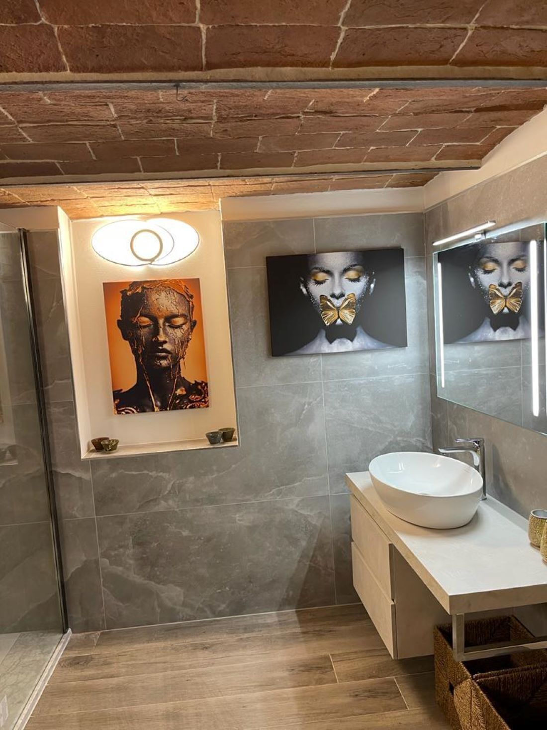 Doccia, vasca idromassaggio, asciugacapelli, bidet
