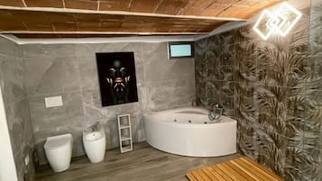 Doccia, vasca idromassaggio, asciugacapelli, bidet