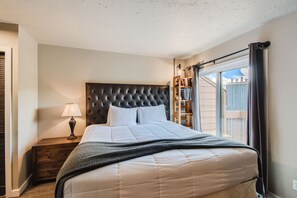 2 bedrooms, iron/ironing board, free WiFi, bed sheets - 2 BDR Townhome in Breck w/ fireplace, shared hot tub & pool, Walkable to lifts! (Breckenridge)