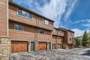 Exterior - 2 BDR Townhome in Breck w/ fireplace, shared hot tub & pool, Walkable to lifts! (Breckenridge)