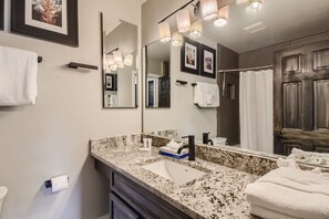 Combined shower/bathtub, hair dryer, towels - 2 BDR Townhome in Breck w/ fireplace, shared hot tub & pool, Walkable to lifts! (Breckenridge)