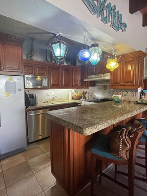 Refrigerador, microondas, horno, placa de cocina