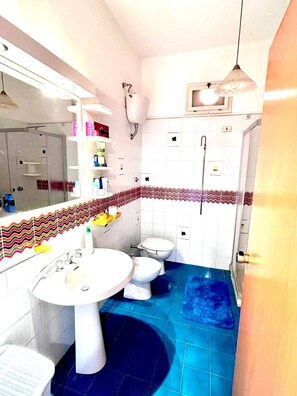 Haartrockner, Bidet, Seife, Shampoo