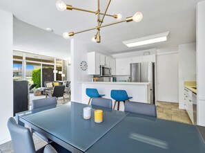 冷蔵庫、電子レンジ、オーブン、コンロ