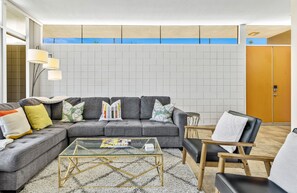 スマートテレビ、書庫、プリンター