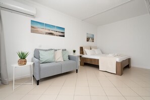Iron/ironing board, free WiFi, bed sheets