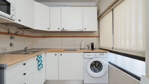 Private kitchen - Sunny Studio W/ Balcony in Portimão by LovelyStay (Portimão)