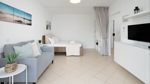 Room - Sunny Studio W/ Balcony in Portimão by LovelyStay (Portimão)